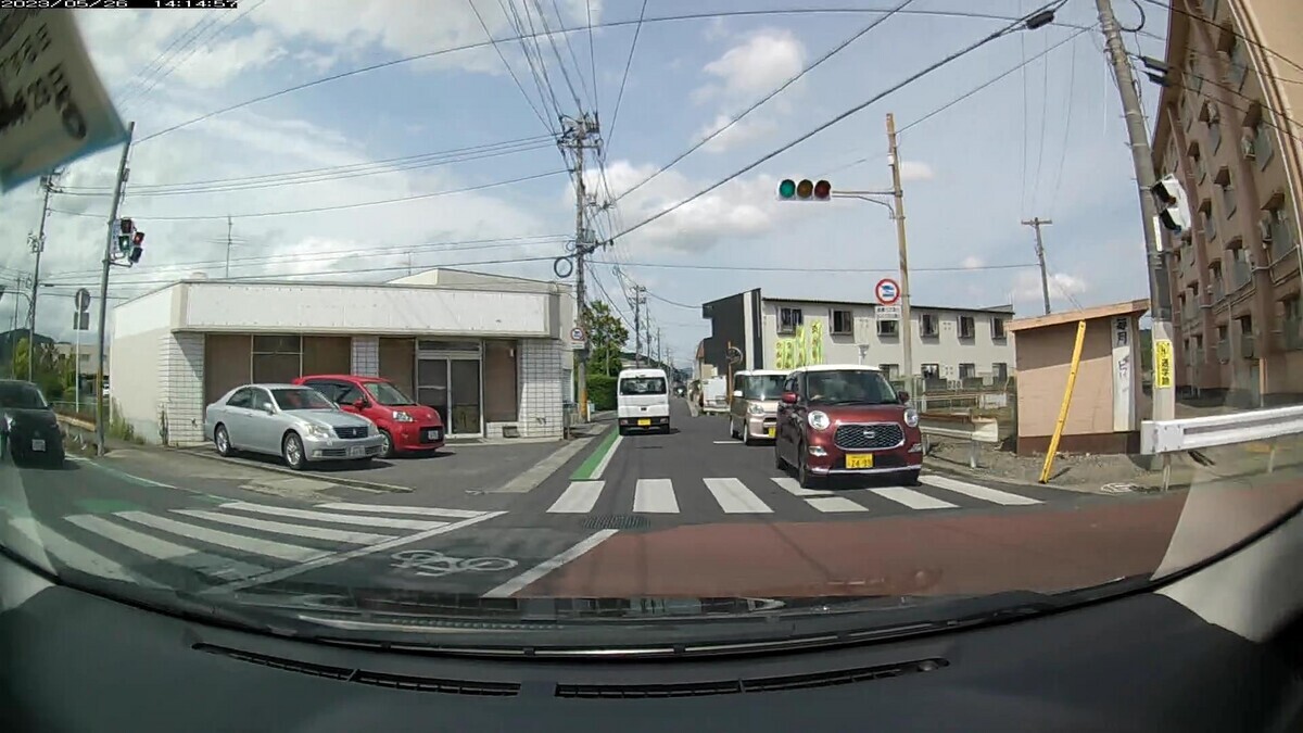 26日㈮ 国道および旧道経由ルート走行3500m。 最初が青塗色3桁、2台目が9の倍数など、穿ち過ぎかつ馬鹿馬鹿しくも、相変わらずの不自然な状況。 ①青・215、②1620【九】、➎赤@地縛嫌がらせ地点。 ①青 ルーミー 岡山536 る ・215 80m(青&3桁) ②白 ノア 岡山502 ぬ 1620 290m(【九】) ➎赤 キャスト 岡山581 た 2499 3000m(赤塗色) ※➎の赤塗色が現れた信号交差点は、かつて赤塗色が6日連続で待ち構えていたこともある地縛嫌がらせ地点。 ※➎の女運転手は、実際、すれ違う際にあからさまに顔を背けた。 ※前日遭遇の脳筋自転車にまた遭遇した。