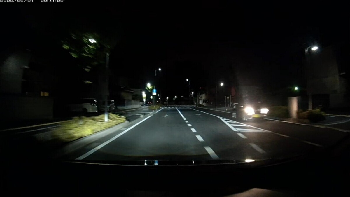 ６月　１日㈬　国道経由ルート３５００ｍ　国道外遭遇車数４台。  最初と最後がしっかりと３桁以下ナンバーで嫌がらせ容疑要件満足。  ①茶？　軽自動車　　　〇〇〇〇〇　〇　・５０１　　　６０ｍ（【三以下】）  ③不明　軽自動車　　　〇〇〇〇〇　〇　・３１３　　４３０ｍ（【三以下】＆片目）  ➊白　プリウス　　　　岡山３６２　の　・・２４　３３５０ｍ（【三以下】）  　※①と➊は国道外遭遇。  　※③以外にも、片目灯火車と遭遇。