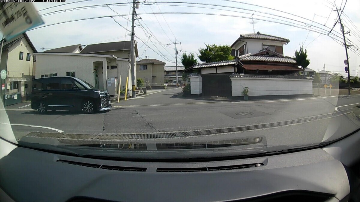 　７日㈬　国道経由ルート走行３５００ｍ。  　最初の走行９００ｍで遭遇した３台中２台、  　最後の走行４００ｍで遭遇した１２台中７台が嫌がらせ容疑要件を満足するお約束。  ①・・１０、③青２７８１【九】、  ⓫・・・６、➓・・１７、➒４４４０、  ➏青３６８１【九】、➎５８１４【九】、➌赤・・・１、➋・・・５。  ①黒　ヴォクシー　　　　岡山３１７　や　・・１０　　　５０ｍ（２桁＆【四三】）  ③青　ヤリスクロス　　　岡山３０１　は　２７８１　　１７０ｍ（青＆【九】）  ⓫白　Ｎ－ＯＮＥ　　　　岡山５９６　み　・・・６　３１００ｍ（１桁）  ➓黒　Ｎ－ＷＧＮ　　　　岡山７８３　を　・・１７　３１００ｍ（２桁）  ➒黒　エブリイ　　　　　岡山５８３　い　４４４０　３１００ｍ（【四三】）  ➏青　スバルステラ　　　岡山５８〇　〇　３６８１　３２００ｍ（青＆【九】）  ➎白　デイズ　　　　　　岡山５８２　わ　５８１４　３２００ｍ（【九】）  ➌赤　マツダＣＸ－５　　岡山３１Ｃ　ね　・・・１　３３００ｍ（赤＆１桁）  ➋白　ヴォクシー　　　　岡山３４８　り　・・・５　３３００ｍ（１桁の２連続）  　　※このブログで幾度も繰り返してきている内容になるが、突発的に、即ちイレギュラーに外出した時は、たとえ同じルートを何往復かしてさえも、このような容疑要件満足車異常頻発の遭遇状況には絶対にならない。盗聴なり何なりで、僕の普段の行動パターンが把握された上で、嫌がらせ車両が手配されていることを訝しませる。