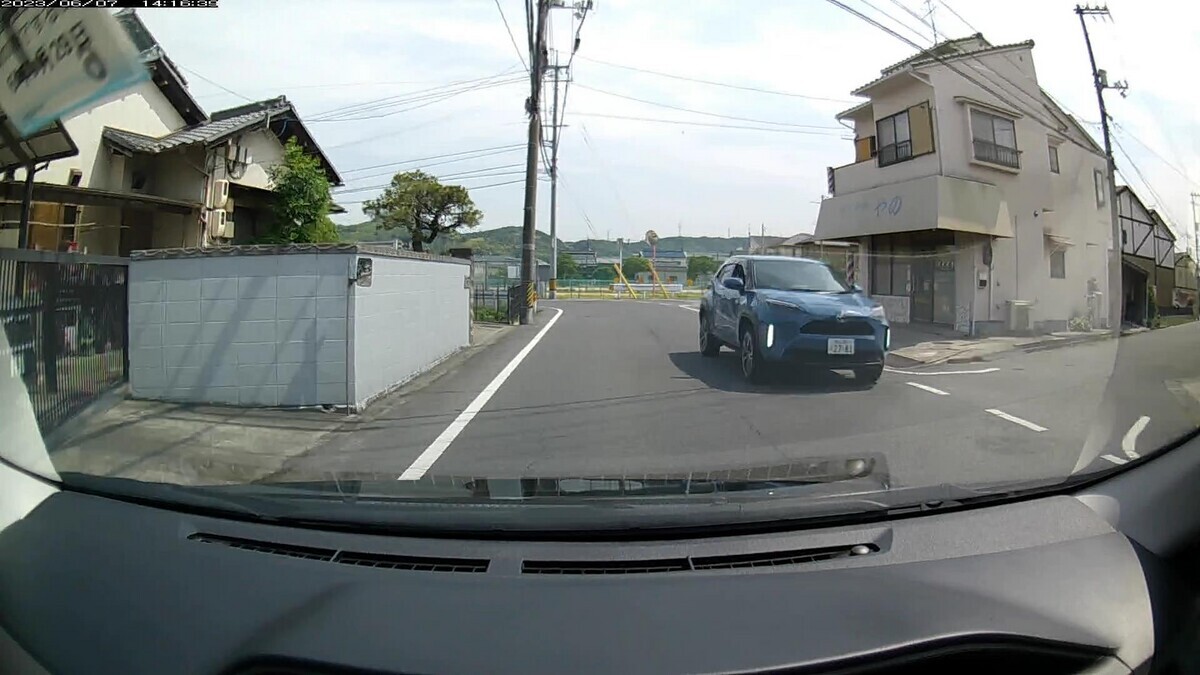 　７日㈬　国道経由ルート走行３５００ｍ。  　最初の走行９００ｍで遭遇した３台中２台、  　最後の走行４００ｍで遭遇した１２台中７台が嫌がらせ容疑要件を満足するお約束。  ①・・１０、③青２７８１【九】、  ⓫・・・６、➓・・１７、➒４４４０、  ➏青３６８１【九】、➎５８１４【九】、➌赤・・・１、➋・・・５。  ①黒　ヴォクシー　　　　岡山３１７　や　・・１０　　　５０ｍ（２桁＆【四三】）  ③青　ヤリスクロス　　　岡山３０１　は　２７８１　　１７０ｍ（青＆【九】）  ⓫白　Ｎ－ＯＮＥ　　　　岡山５９６　み　・・・６　３１００ｍ（１桁）  ➓黒　Ｎ－ＷＧＮ　　　　岡山７８３　を　・・１７　３１００ｍ（２桁）  ➒黒　エブリイ　　　　　岡山５８３　い　４４４０　３１００ｍ（【四三】）  ➏青　スバルステラ　　　岡山５８〇　〇　３６８１　３２００ｍ（青＆【九】）  ➎白　デイズ　　　　　　岡山５８２　わ　５８１４　３２００ｍ（【九】）  ➌赤　マツダＣＸ－５　　岡山３１Ｃ　ね　・・・１　３３００ｍ（赤＆１桁）  ➋白　ヴォクシー　　　　岡山３４８　り　・・・５　３３００ｍ（１桁の２連続）  　　※このブログで幾度も繰り返してきている内容になるが、突発的に、即ちイレギュラーに外出した時は、たとえ同じルートを何往復かしてさえも、このような容疑要件満足車異常頻発の遭遇状況には絶対にならない。盗聴なり何なりで、僕の普段の行動パターンが把握された上で、嫌がらせ車両が手配されていることを訝しませる。