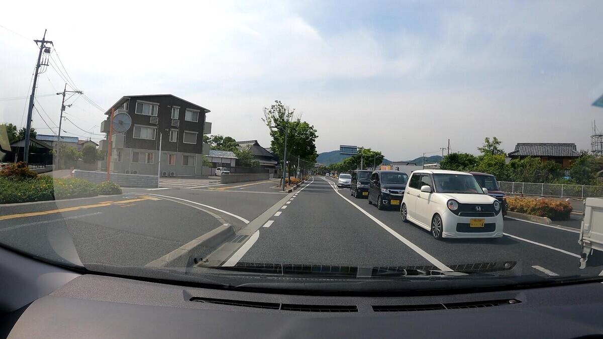 　７日㈬　国道経由ルート走行３５００ｍ。  　最初の走行９００ｍで遭遇した３台中２台、  　最後の走行４００ｍで遭遇した１２台中７台が嫌がらせ容疑要件を満足するお約束。  ①・・１０、③青２７８１【九】、  ⓫・・・６、➓・・１７、➒４４４０、  ➏青３６８１【九】、➎５８１４【九】、➌赤・・・１、➋・・・５。  ①黒　ヴォクシー　　　　岡山３１７　や　・・１０　　　５０ｍ（２桁＆【四三】）  ③青　ヤリスクロス　　　岡山３０１　は　２７８１　　１７０ｍ（青＆【九】）  ⓫白　Ｎ－ＯＮＥ　　　　岡山５９６　み　・・・６　３１００ｍ（１桁）  ➓黒　Ｎ－ＷＧＮ　　　　岡山７８３　を　・・１７　３１００ｍ（２桁）  ➒黒　エブリイ　　　　　岡山５８３　い　４４４０　３１００ｍ（【四三】）  ➏青　スバルステラ　　　岡山５８〇　〇　３６８１　３２００ｍ（青＆【九】）  ➎白　デイズ　　　　　　岡山５８２　わ　５８１４　３２００ｍ（【九】）  ➌赤　マツダＣＸ－５　　岡山３１Ｃ　ね　・・・１　３３００ｍ（赤＆１桁）  ➋白　ヴォクシー　　　　岡山３４８　り　・・・５　３３００ｍ（１桁の２連続）  　　※このブログで幾度も繰り返してきている内容になるが、突発的に、即ちイレギュラーに外出した時は、たとえ同じルートを何往復かしてさえも、このような容疑要件満足車異常頻発の遭遇状況には絶対にならない。盗聴なり何なりで、僕の普段の行動パターンが把握された上で、嫌がらせ車両が手配されていることを訝しませる。