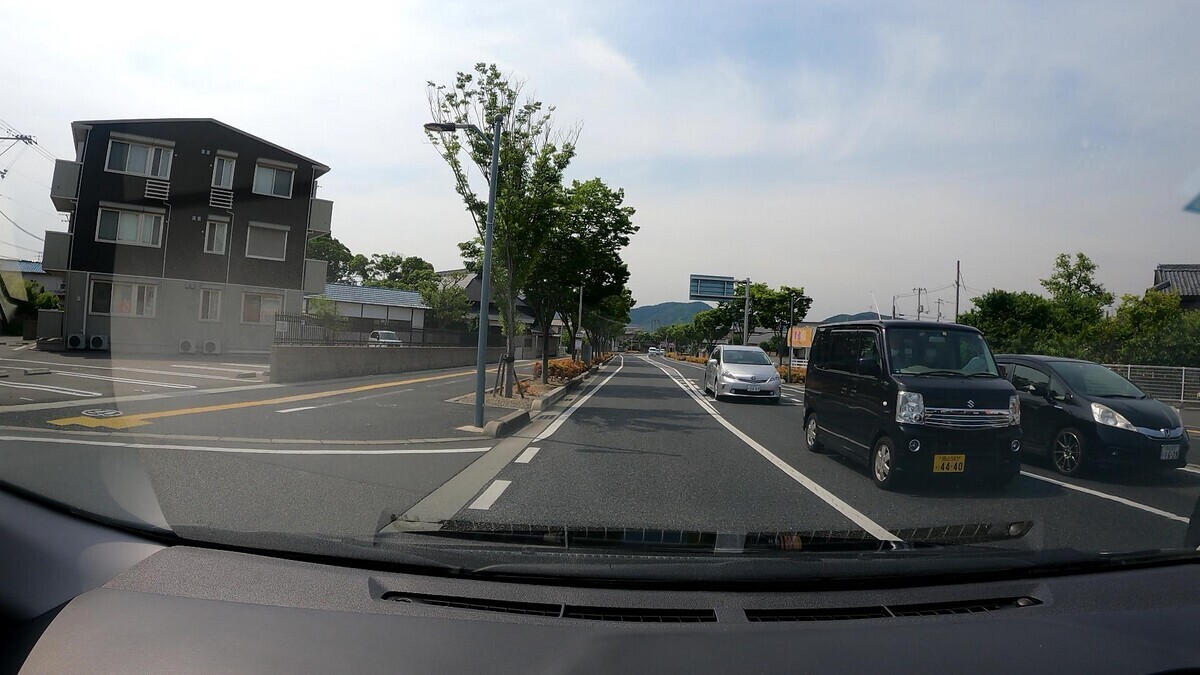 　７日㈬　国道経由ルート走行３５００ｍ。  　最初の走行９００ｍで遭遇した３台中２台、  　最後の走行４００ｍで遭遇した１２台中７台が嫌がらせ容疑要件を満足するお約束。  ①・・１０、③青２７８１【九】、  ⓫・・・６、➓・・１７、➒４４４０、  ➏青３６８１【九】、➎５８１４【九】、➌赤・・・１、➋・・・５。  ①黒　ヴォクシー　　　　岡山３１７　や　・・１０　　　５０ｍ（２桁＆【四三】）  ③青　ヤリスクロス　　　岡山３０１　は　２７８１　　１７０ｍ（青＆【九】）  ⓫白　Ｎ－ＯＮＥ　　　　岡山５９６　み　・・・６　３１００ｍ（１桁）  ➓黒　Ｎ－ＷＧＮ　　　　岡山７８３　を　・・１７　３１００ｍ（２桁）  ➒黒　エブリイ　　　　　岡山５８３　い　４４４０　３１００ｍ（【四三】）  ➏青　スバルステラ　　　岡山５８〇　〇　３６８１　３２００ｍ（青＆【九】）  ➎白　デイズ　　　　　　岡山５８２　わ　５８１４　３２００ｍ（【九】）  ➌赤　マツダＣＸ－５　　岡山３１Ｃ　ね　・・・１　３３００ｍ（赤＆１桁）  ➋白　ヴォクシー　　　　岡山３４８　り　・・・５　３３００ｍ（１桁の２連続）  　　※このブログで幾度も繰り返してきている内容になるが、突発的に、即ちイレギュラーに外出した時は、たとえ同じルートを何往復かしてさえも、このような容疑要件満足車異常頻発の遭遇状況には絶対にならない。盗聴なり何なりで、僕の普段の行動パターンが把握された上で、嫌がらせ車両が手配されていることを訝しませる。
