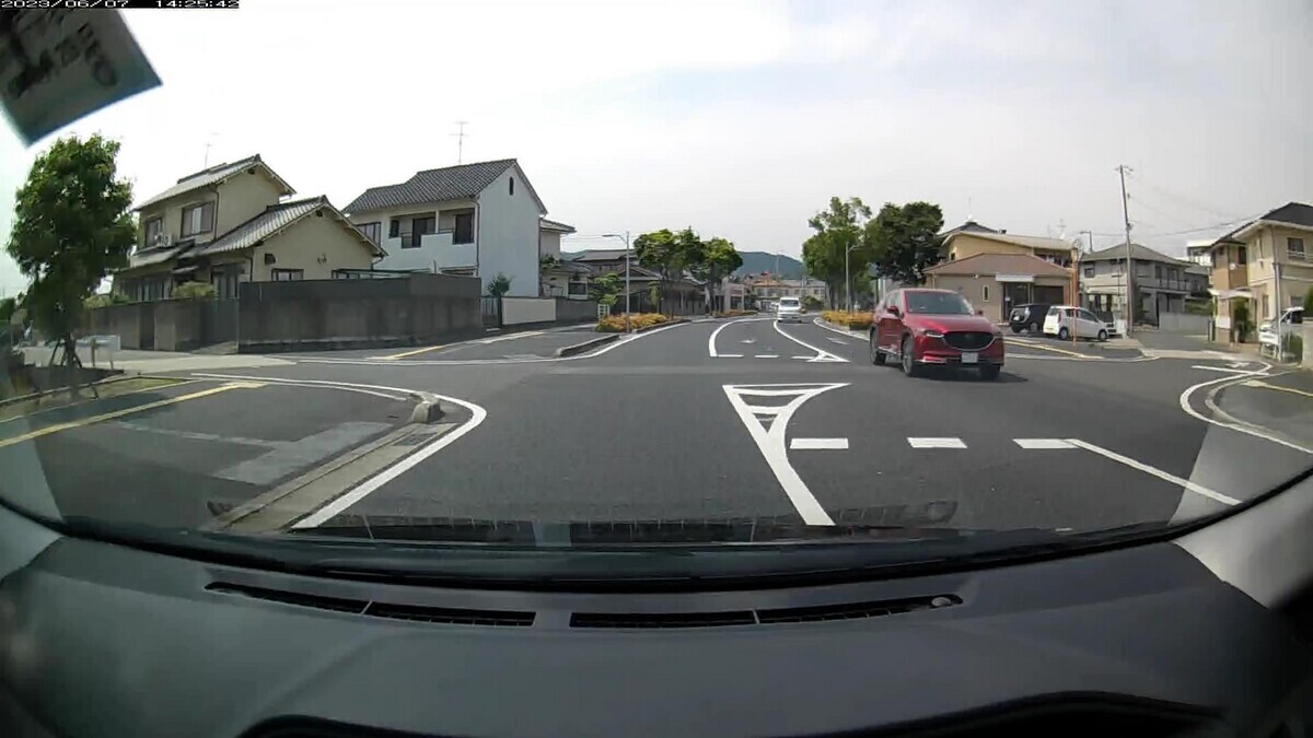 　７日㈬　国道経由ルート走行３５００ｍ。  　最初の走行９００ｍで遭遇した３台中２台、  　最後の走行４００ｍで遭遇した１２台中７台が嫌がらせ容疑要件を満足するお約束。  ①・・１０、③青２７８１【九】、  ⓫・・・６、➓・・１７、➒４４４０、  ➏青３６８１【九】、➎５８１４【九】、➌赤・・・１、➋・・・５。  ①黒　ヴォクシー　　　　岡山３１７　や　・・１０　　　５０ｍ（２桁＆【四三】）  ③青　ヤリスクロス　　　岡山３０１　は　２７８１　　１７０ｍ（青＆【九】）  ⓫白　Ｎ－ＯＮＥ　　　　岡山５９６　み　・・・６　３１００ｍ（１桁）  ➓黒　Ｎ－ＷＧＮ　　　　岡山７８３　を　・・１７　３１００ｍ（２桁）  ➒黒　エブリイ　　　　　岡山５８３　い　４４４０　３１００ｍ（【四三】）  ➏青　スバルステラ　　　岡山５８〇　〇　３６８１　３２００ｍ（青＆【九】）  ➎白　デイズ　　　　　　岡山５８２　わ　５８１４　３２００ｍ（【九】）  ➌赤　マツダＣＸ－５　　岡山３１Ｃ　ね　・・・１　３３００ｍ（赤＆１桁）  ➋白　ヴォクシー　　　　岡山３４８　り　・・・５　３３００ｍ（１桁の２連続）  　　※このブログで幾度も繰り返してきている内容になるが、突発的に、即ちイレギュラーに外出した時は、たとえ同じルートを何往復かしてさえも、このような容疑要件満足車異常頻発の遭遇状況には絶対にならない。盗聴なり何なりで、僕の普段の行動パターンが把握された上で、嫌がらせ車両が手配されていることを訝しませる。