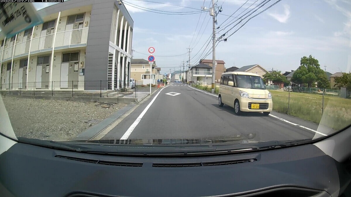 　６日㈭　新幹線側道経由ルート走行３５００ｍ  　最初の数台以内にしっかりと４桁中３桁同字ナンバーが現れるお約束。  ①１８１８【九】、④３４３３㊈、➄黄９１８３㊈、➅１５２３㊈。  ①緑　キャスト　　　　岡山５８７　め　１８１８　　　７０ｍ（【九】）  ④黒　セレナ　　　　　岡山３０１　た　３４３３　　１２０ｍ（【四三】＆㊈）　  ➄黄　スペーシア　　　岡山５８１　け　９１８３　　２３０ｍ（黄塗色＆㊈）  ➅銀　ミニキャブ　　　岡山４８０　け　１５２３　　３７０ｍ（㊈３連続の３）  　※不自然ながらも、意味の見いだしにくいデータとなったこの日。  　※１文字取り除くと９の倍数になるナンバーは物理的な意味で３０％も存在するが、とりあえず記録。