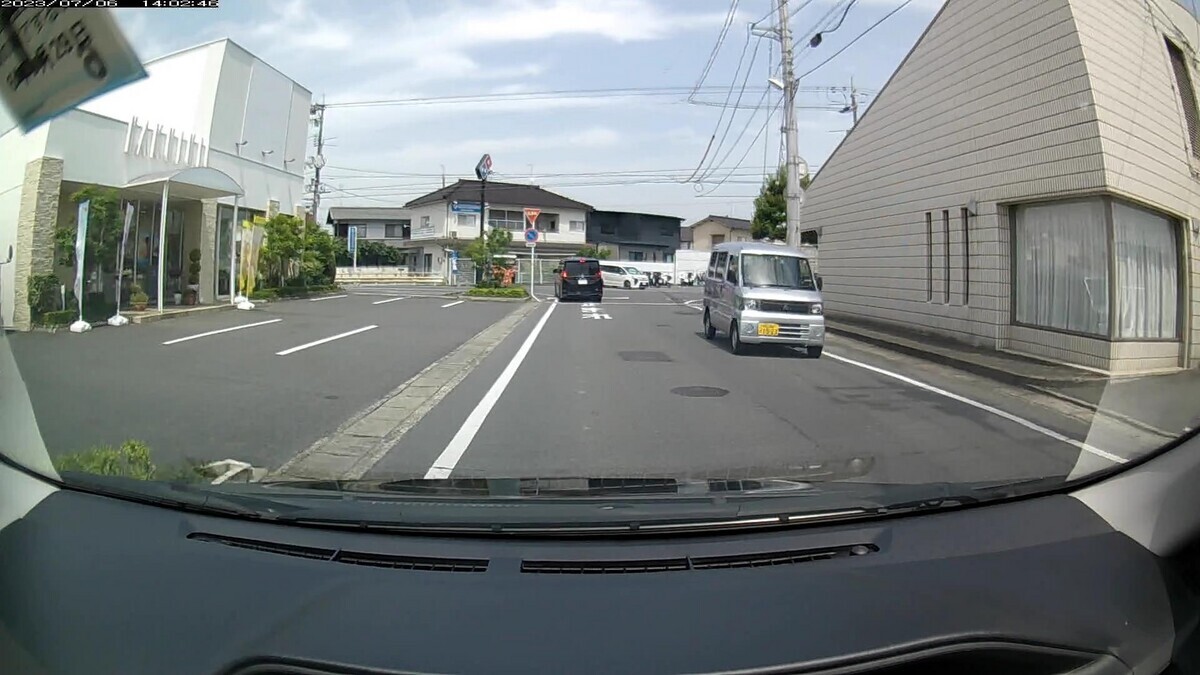 　６日㈭　新幹線側道経由ルート走行３５００ｍ  　最初の数台以内にしっかりと４桁中３桁同字ナンバーが現れるお約束。  ①１８１８【九】、④３４３３㊈、➄黄９１８３㊈、➅１５２３㊈。  ①緑　キャスト　　　　岡山５８７　め　１８１８　　　７０ｍ（【九】）  ④黒　セレナ　　　　　岡山３０１　た　３４３３　　１２０ｍ（【四三】＆㊈）　  ➄黄　スペーシア　　　岡山５８１　け　９１８３　　２３０ｍ（黄塗色＆㊈）  ➅銀　ミニキャブ　　　岡山４８０　け　１５２３　　３７０ｍ（㊈３連続の３）  　※不自然ながらも、意味の見いだしにくいデータとなったこの日。  　※１文字取り除くと９の倍数になるナンバーは物理的な意味で３０％も存在するが、とりあえず記録。