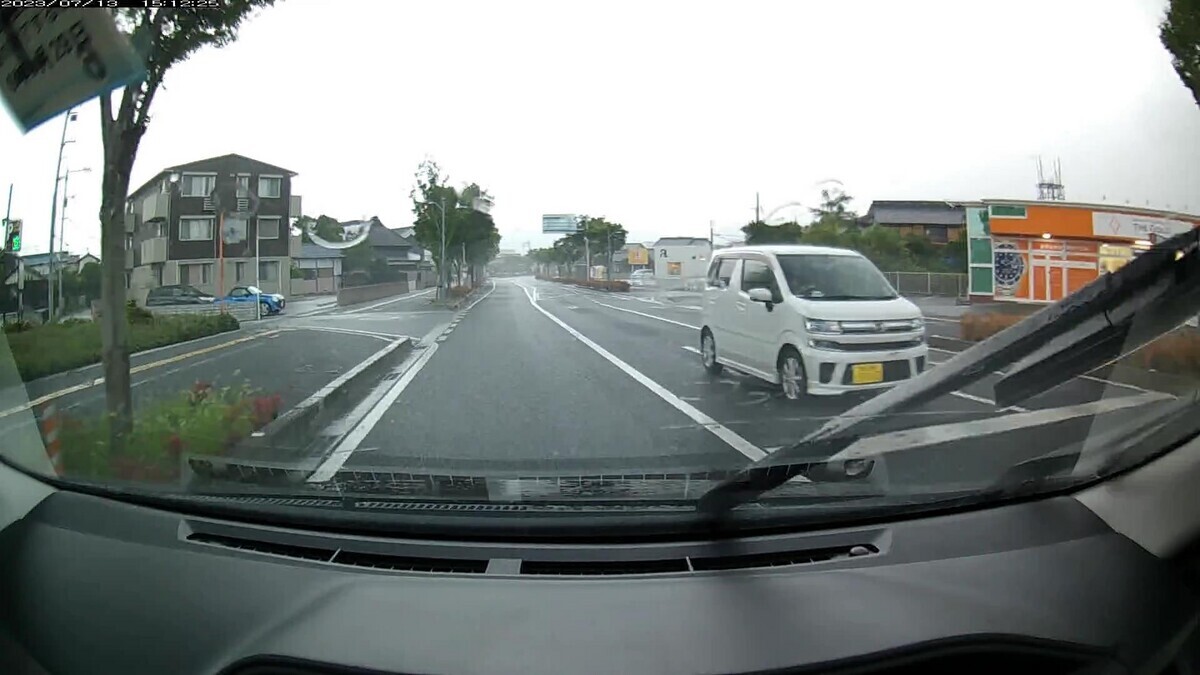 １３日㈭　国道経由ルート走行３５００ｍ  　最初の３台すべてと、最後の４台中２台が嫌がらせ容疑要件を満足するお約束。  ①８１０７㊈、②・３８５、③３４５６【九】、➍１１１３、➊３８８８。  ①銀　セレナ　　　　　岡山〇〇〇　〇　８１０７　　　３５ｍ（㊈）  ②緑　ｅＫワゴンリミ　岡山５８４　あ　・３８５　　２２０ｍ（３桁）  ③暗緑　ウエイク　　　岡山５８７　あ　３４５６　　３２０ｍ（等差＆【九】）  ➍白　ワゴンＲ　ＦＺ　岡山５８８　い　１１１３　３１００ｍ（【四三】）  ➊黒　タント　　　　　倉敷５８０　わ　２８８８　３４５０ｍ（【四三】）  　※毎日嫌がらせ容疑要件満足車両が現れる地点・区間に、しっかりと現れるものが現れるお約束。  　※ひらがなが「あ」のプレートの車両が２連続。穿って見れば、最近、僕がかなり昔から使っている某ＳＮＳのアカウント名を「あ」に変更して再利用し始めたものに当てつけているのだとも訝しめる。馬鹿がどれだけたかっても、馬鹿は無能だから嫌がらせを成立させえないということに関して、理解が出来ない模様。  　※最後の４台中２台もが【四三】ナンバーであるお約束。