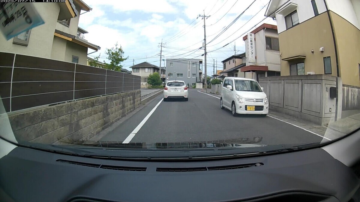 15日㈯ 旧道経由ルート走行3000m 最初の対向車6台中5台と最後の2台が嫌がらせ容疑要件を満足するお約束。 ③・517、④3659㊈、⑤・・92㊈、⑦・・35、⑧青㊈、 ➋赤、➊・・・1。 ③白 アルト 岡山580 に ・517 70m(3桁) ④白 ミラ 岡山480 て 3659 120m(㊈) ⑤黒 ビートル 岡山335 や ・・92 130m(2桁&㊈) ⑦白 デイズ 岡山589 む ・・35 360m(2桁) ⑧青 ボルボV40 名古屋307 そ 3246 370m(㊈&青) ➋赤 プリウス㌁ 岡山330 の 8813 2450m(赤) ➊黒 タントカスタム 岡山781 な ・・・1 2500m(1桁) ※出発地の自宅周辺400m圏内、目的地の仕事場500m圏内に現れた対向車のほぼすべてが、毎日の嫌がらせ容疑要件を確実に満足してくるお約束。 ※➋の赤塗色の出現した地点を通るのは今年に入ってからほんの3回目。かつて6日連続で赤塗色の車が対向信号待ち先頭で待ち構えていたこともある地縛嫌がらせ地点。