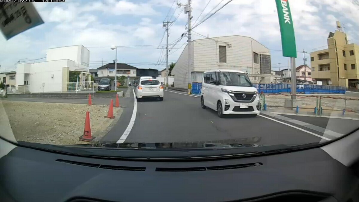 15日㈯ 旧道経由ルート走行3000m 最初の対向車6台中5台と最後の2台が嫌がらせ容疑要件を満足するお約束。 ③・517、④3659㊈、⑤・・92㊈、⑦・・35、⑧青㊈、 ➋赤、➊・・・1。 ③白 アルト 岡山580 に ・517 70m(3桁) ④白 ミラ 岡山480 て 3659 120m(㊈) ⑤黒 ビートル 岡山335 や ・・92 130m(2桁&㊈) ⑦白 デイズ 岡山589 む ・・35 360m(2桁) ⑧青 ボルボV40 名古屋307 そ 3246 370m(㊈&青) ➋赤 プリウス㌁ 岡山330 の 8813 2450m(赤) ➊黒 タントカスタム 岡山781 な ・・・1 2500m(1桁) ※出発地の自宅周辺400m圏内、目的地の仕事場500m圏内に現れた対向車のほぼすべてが、毎日の嫌がらせ容疑要件を確実に満足してくるお約束。 ※➋の赤塗色の出現した地点を通るのは今年に入ってからほんの3回目。かつて6日連続で赤塗色の車が対向信号待ち先頭で待ち構えていたこともある地縛嫌がらせ地点。