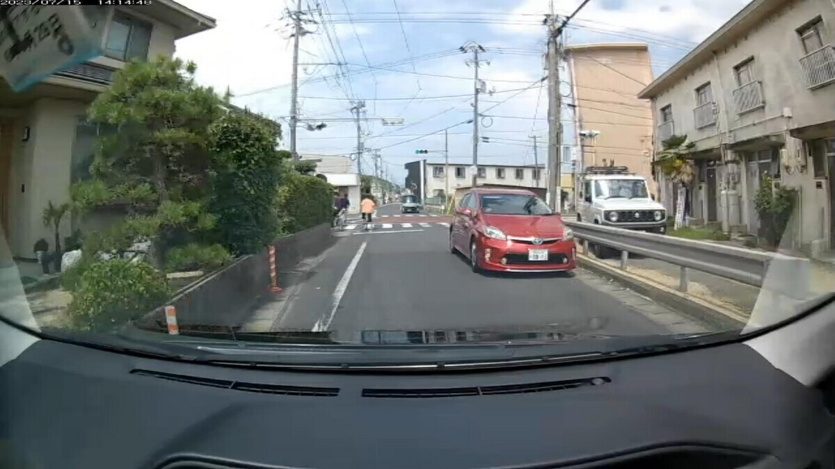15日㈯ 旧道経由ルート走行3000m 最初の対向車6台中5台と最後の2台が嫌がらせ容疑要件を満足するお約束。 ③・517、④3659㊈、⑤・・92㊈、⑦・・35、⑧青㊈、 ➋赤、➊・・・1。 ③白 アルト 岡山580 に ・517 70m(3桁) ④白 ミラ 岡山480 て 3659 120m(㊈) ⑤黒 ビートル 岡山335 や ・・92 130m(2桁&㊈) ⑦白 デイズ 岡山589 む ・・35 360m(2桁) ⑧青 ボルボV40 名古屋307 そ 3246 370m(㊈&青) ➋赤 プリウス㌁ 岡山330 の 8813 2450m(赤) ➊黒 タントカスタム 岡山781 な ・・・1 2500m(1桁) ※出発地の自宅周辺400m圏内、目的地の仕事場500m圏内に現れた対向車のほぼすべてが、毎日の嫌がらせ容疑要件を確実に満足してくるお約束。 ※➋の赤塗色の出現した地点を通るのは今年に入ってからほんの3回目。かつて6日連続で赤塗色の車が対向信号待ち先頭で待ち構えていたこともある地縛嫌がらせ地点。