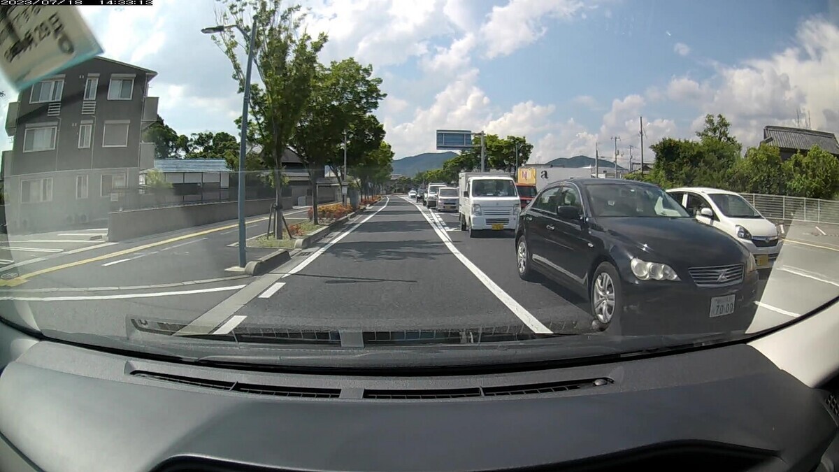 １７日㈪　国道経由ルート走行３５００ｍ。  　最初の４台の遭遇車すべてが毎日の嫌がらせ容疑要件を満足するお約束。  ④４４４４、⓲４４４１、⓰７０００、➌赤、➊６６５６。  ④白　キャンター　　　岡山４３２　や　４４４４　　２７０ｍ（【四全】）  ⓲白　ハイエース　　　倉敷４００　す　４４４１　３１００ｍ（【四三】）  ⓰黒　マークⅩ　　　　岡山３４３　と　７０００　３１００ｍ（【四三】）  ➌赤　ポロ　　　　　　岡山５０２　て　８９１４　３４００ｍ（赤&㊈）  ➊黒　アトレーワゴン　岡山５８１　に　６６５６　３４００ｍ（【四三】）  　※最初の信号交差点にいきなり４４４４。  　※いつも国道を下りる、そこを通れば体感７割で４桁中３桁同字ナンバーないし赤塗色が待ち構えている交差点に４４４１と７０００の待ち構え。  　※出勤路最後の４００ｍに、３台もの４桁中３桁以上同字ナンバーが含まれる不自然。
