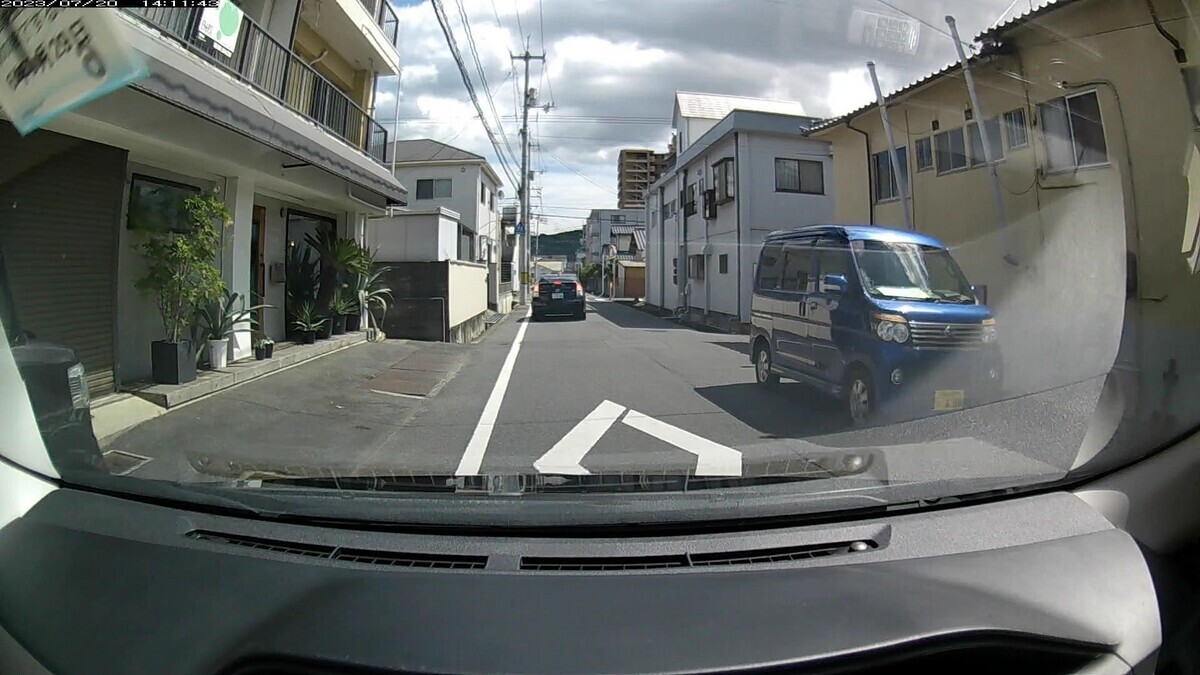 ２０日㈭　国道経由ルート走行３５００ｍ。  　最初３台と最後の対向車が毎日の嫌がらせ容疑要件を満足するお約束。  ②・３０３、③・６８０、④赤４３８２㊈、➊黄・５８０。  ②黒　セレナ　　　　　岡山３５１　ら　・３０３　　２５０ｍ（３桁）  ③青　アトレー　　　　岡山４８０　た　・６８０　　６００ｍ（青＆３桁）  ④赤　ワゴンＲ　　　　岡山５８１　か　４３８２　　８００ｍ（赤＆㊈）  ➊黄　ヤリスクロス　　岡山３３８　ふ　・５８０　３４００ｍ（黄＆３桁）  　※上記４台の他にも、そこを通れば体感７割以上の割合で赤塗色ないし４桁中３桁同字ナンバーが待ち構えている、毎日国道を下りる交差点で僕を待ち伏せていて、タイミングが合わずに国道上で遭遇する形となった容疑要件満足車多数。