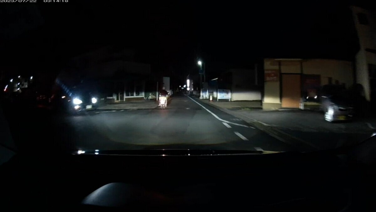 ７月２１日㈮　旧道経由ルート３０００ｍ　国道外遭遇車数３台。  国道外に遭遇車が現れると、そのほとんどが嫌がらせ容疑要件満足車であるお約束。  ①銀　プリウス　　　　〇〇〇〇〇　〇　・３５８　　　３０ｍ（【三以下】）  ②黒　軽自動車　　　　岡山５９９　あ　５０００　　１００ｍ（【四三】）  ③黒　車種不明　　　　姫路５〇〇　〇　２５６５　　９００ｍ（【九】）