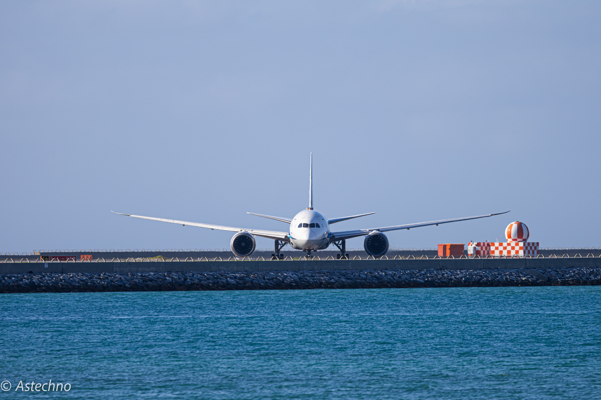 那覇空港で飛行機撮影。沖縄は2月でも南風運用。 - Astechno の