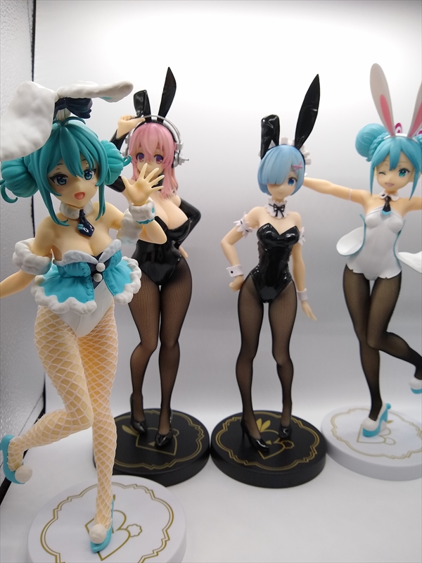 プライズフィギュア BiCute Bunnies Figure レム そに子 初音ミク 並べて撮影してみました。の画像