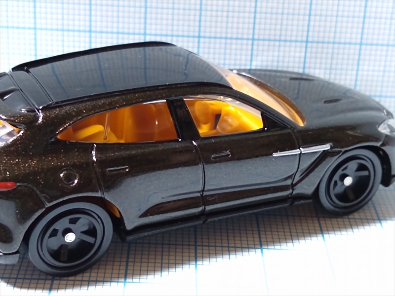 トミカ No.75 アストンマーティン DBX（初回特別仕様）の画像