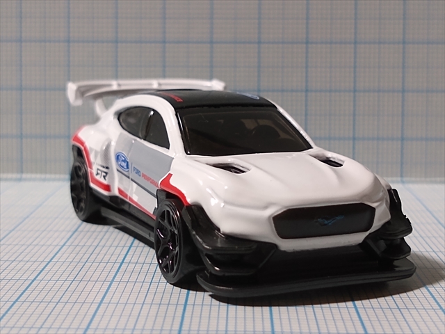 （レビュー）ホットウィール FORD MUSTANG MACH-E 1400の画像