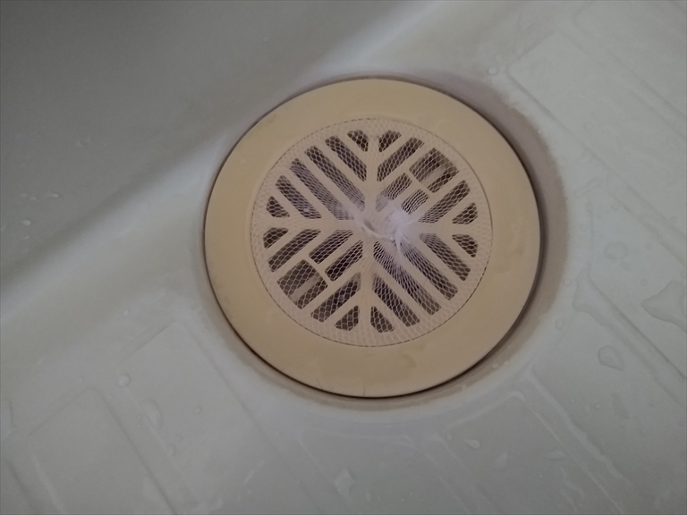 100均 ダイソーの排水口のゴミ受けを使ってみました！！【洗面台 排水口ゴミ受け】と【くるくるゴミガード】です。の画像