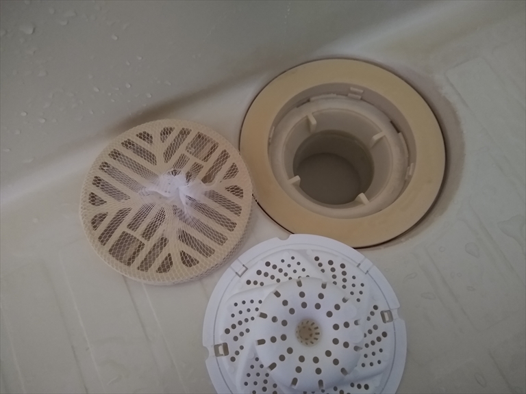 100均 ダイソーの排水口のゴミ受けを使ってみました！！【洗面台 排水口ゴミ受け】と【くるくるゴミガード】です。の画像
