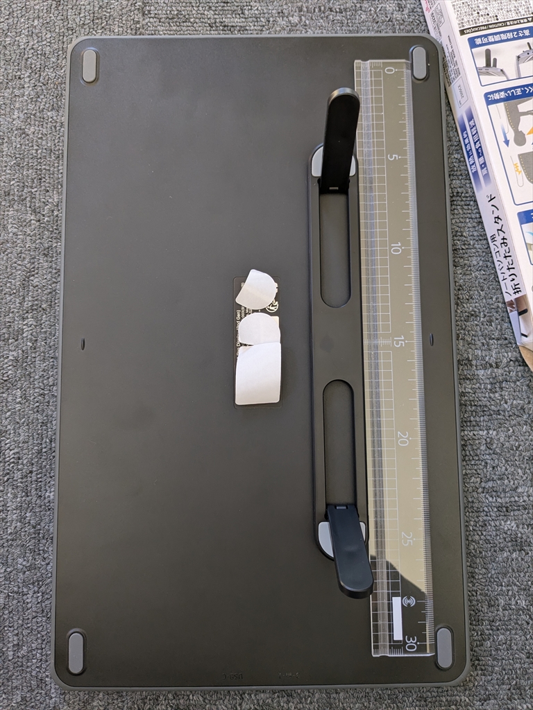 ダイソー ノートパソコン用 折りたたみスタンド 貼り付けタイプ（レビュー）の画像
