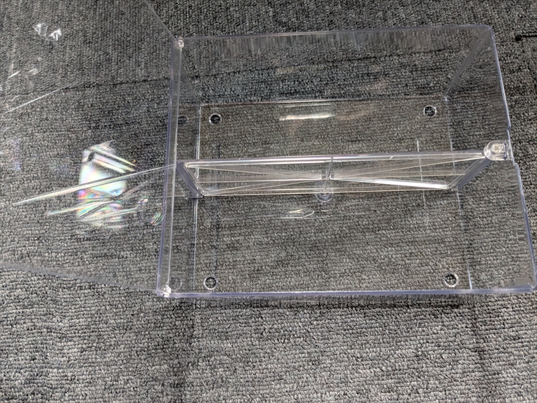 ダイソー 壁にも付けられるディスプレイケース2段(レビュー)の画像