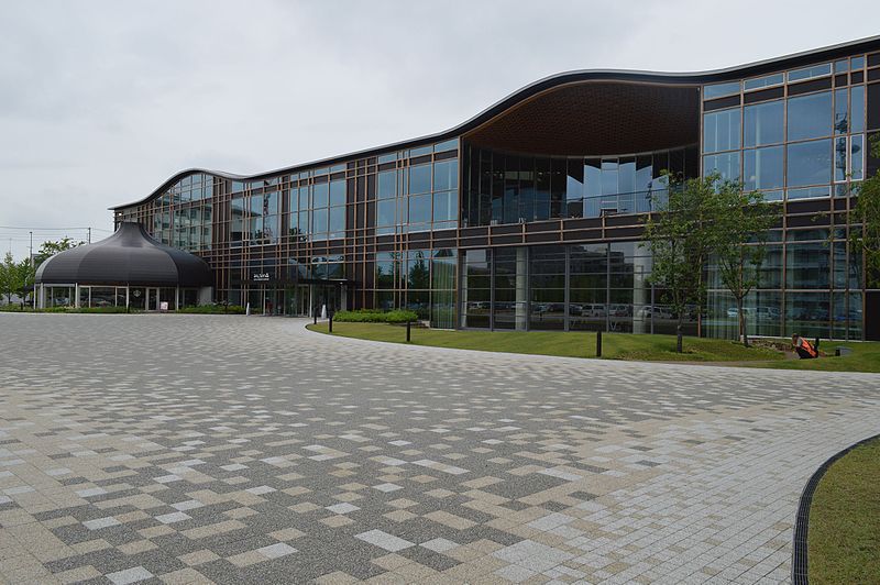 みんなの森 ぎふメディアコスモス 振り返ればロバがいる