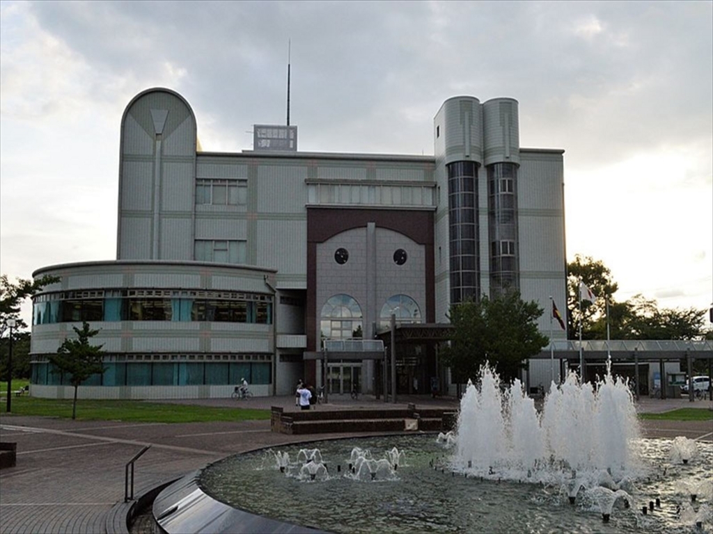 各務原市立中央図書館を訪れる 振り返ればロバがいる