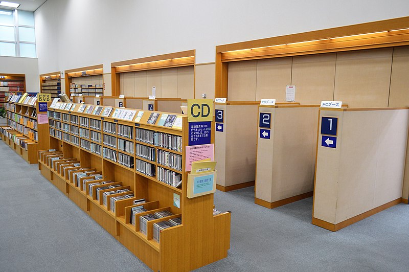 磐田市立中央図書館を訪れる - 振り返ればロバがいる