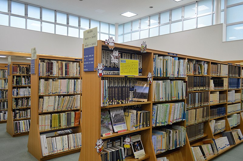 磐田市立中央図書館を訪れる - 振り返ればロバがいる