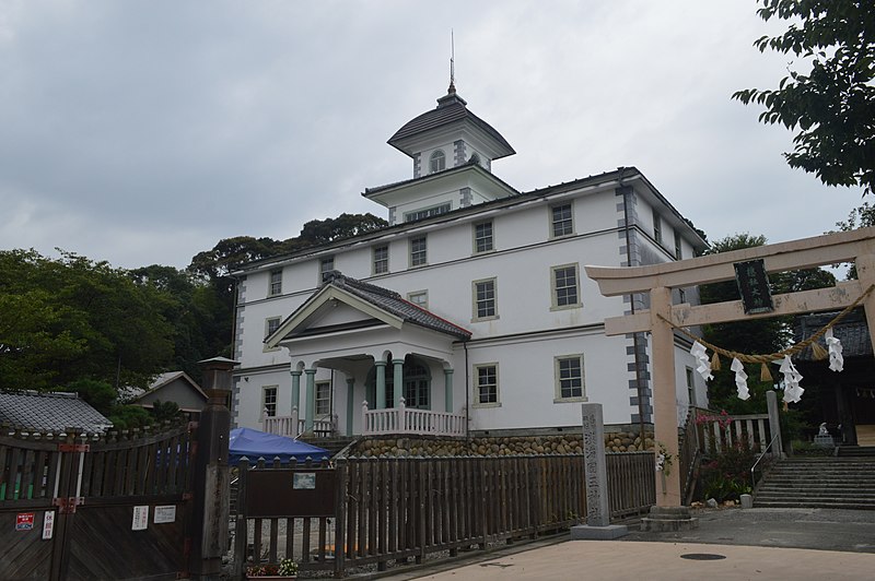 この女の子は図書館の本をアートに変えます