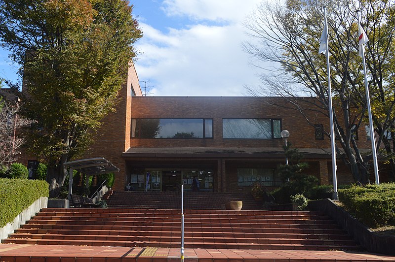 知多市立中央図書館を訪れる 振り返ればロバがいる