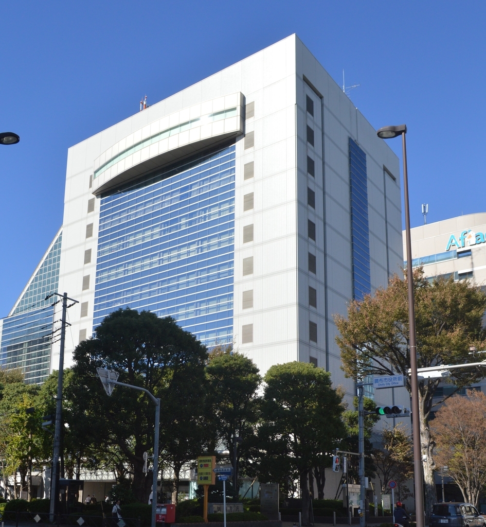 調布市立中央図書館を訪れる 振り返ればロバがいる 調布市立中央図書館を訪れる 振り返ればロバがいる