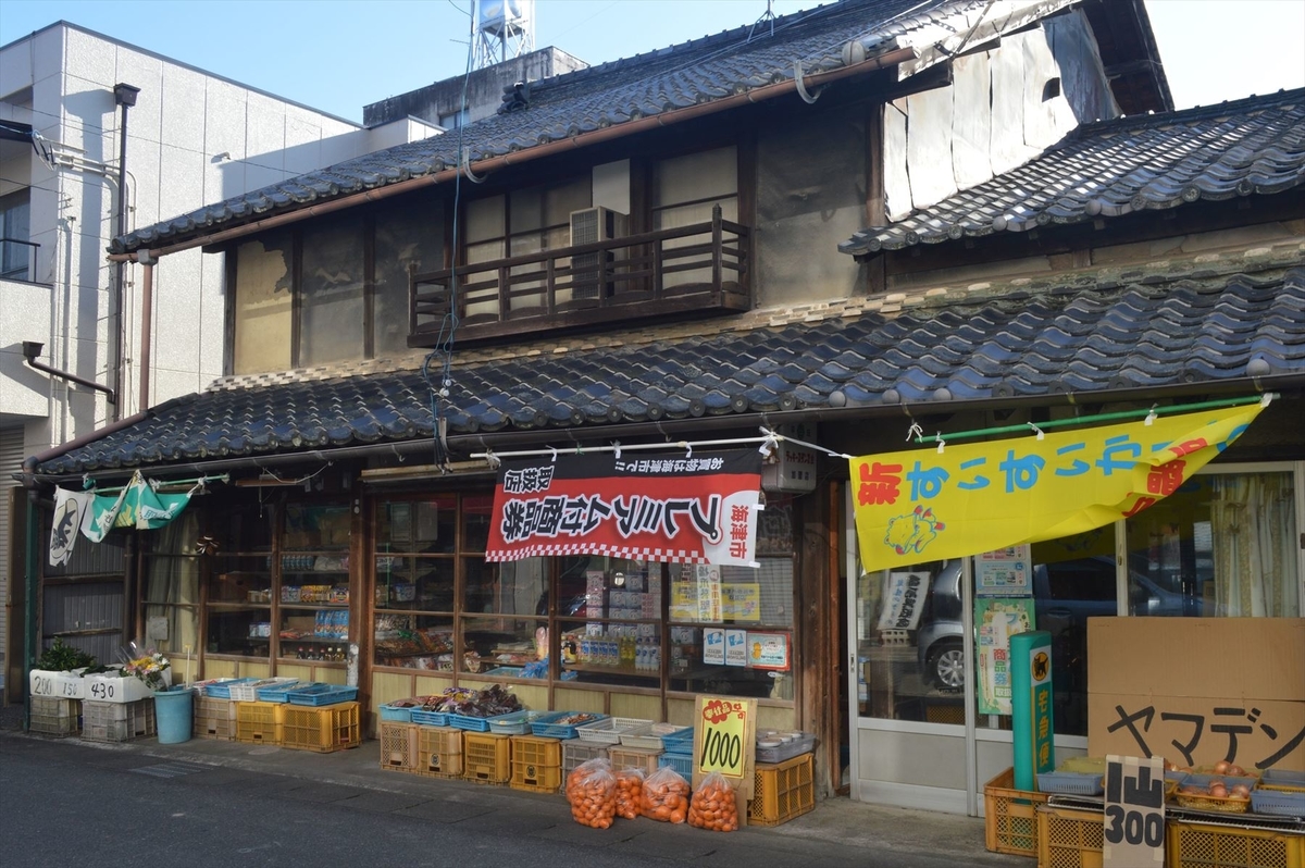 海津市平田町の映画館 振り返ればロバがいる