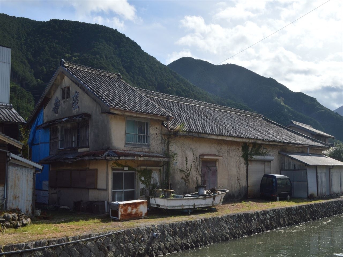 尾鷲市賀田町の映画館 振り返ればロバがいる