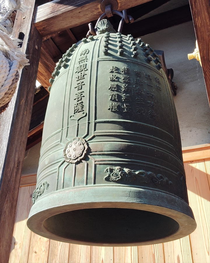 東近江市五個荘町の梵鐘（2） - 振り返ればロバがいる