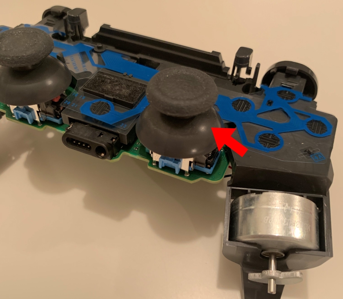 PS4コントローラーの分解と軽量化方法を写真付きで紹介！【DUALSHOCK4 