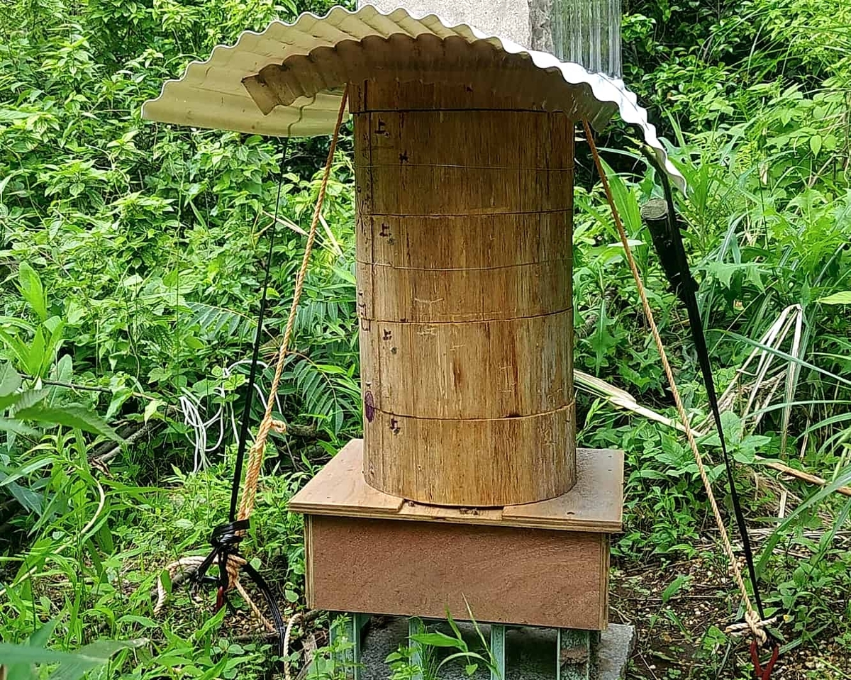 二ホンミツバチ自然入居！重箱式丸洞(土台はアオヤギ式)の作り方 丸太