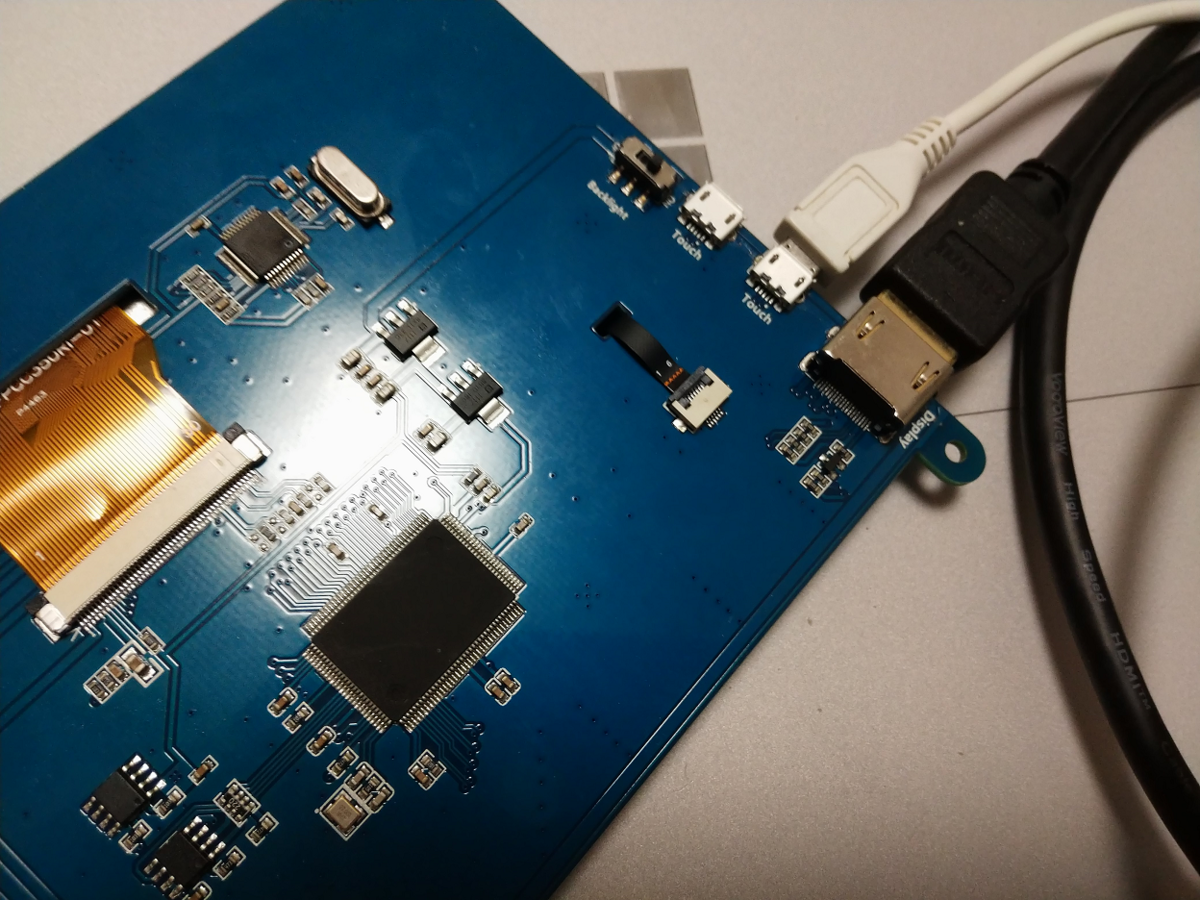 ディスプレイ用のUSB電源とHDMIケーブル