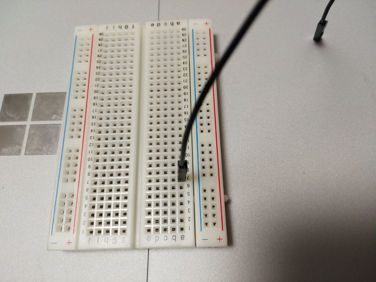黒のジャンパワイヤを刺す