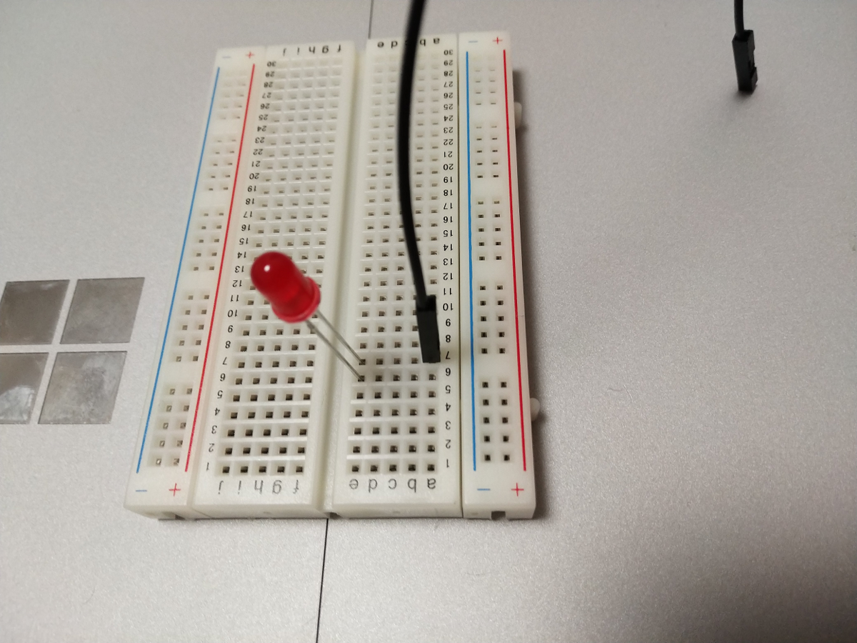 LEDのマイナスと黒のジャンパワイヤ