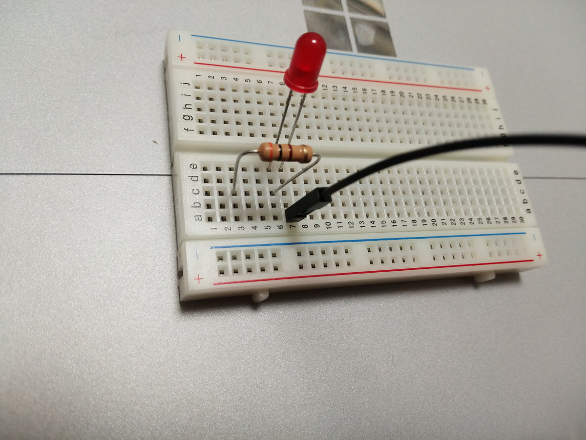 LEDのプラスと同じ行に抵抗