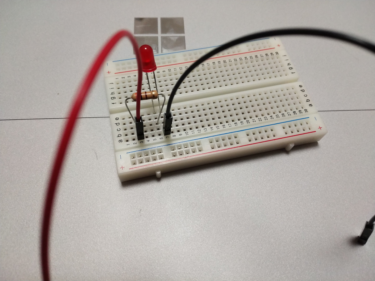 抵抗のもう片方と同じ列に赤のジャンパワイヤ