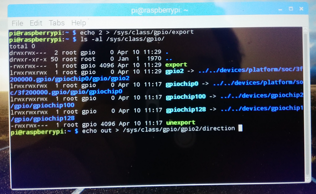 GPIO2からブレッドボード側に出力するので"out"