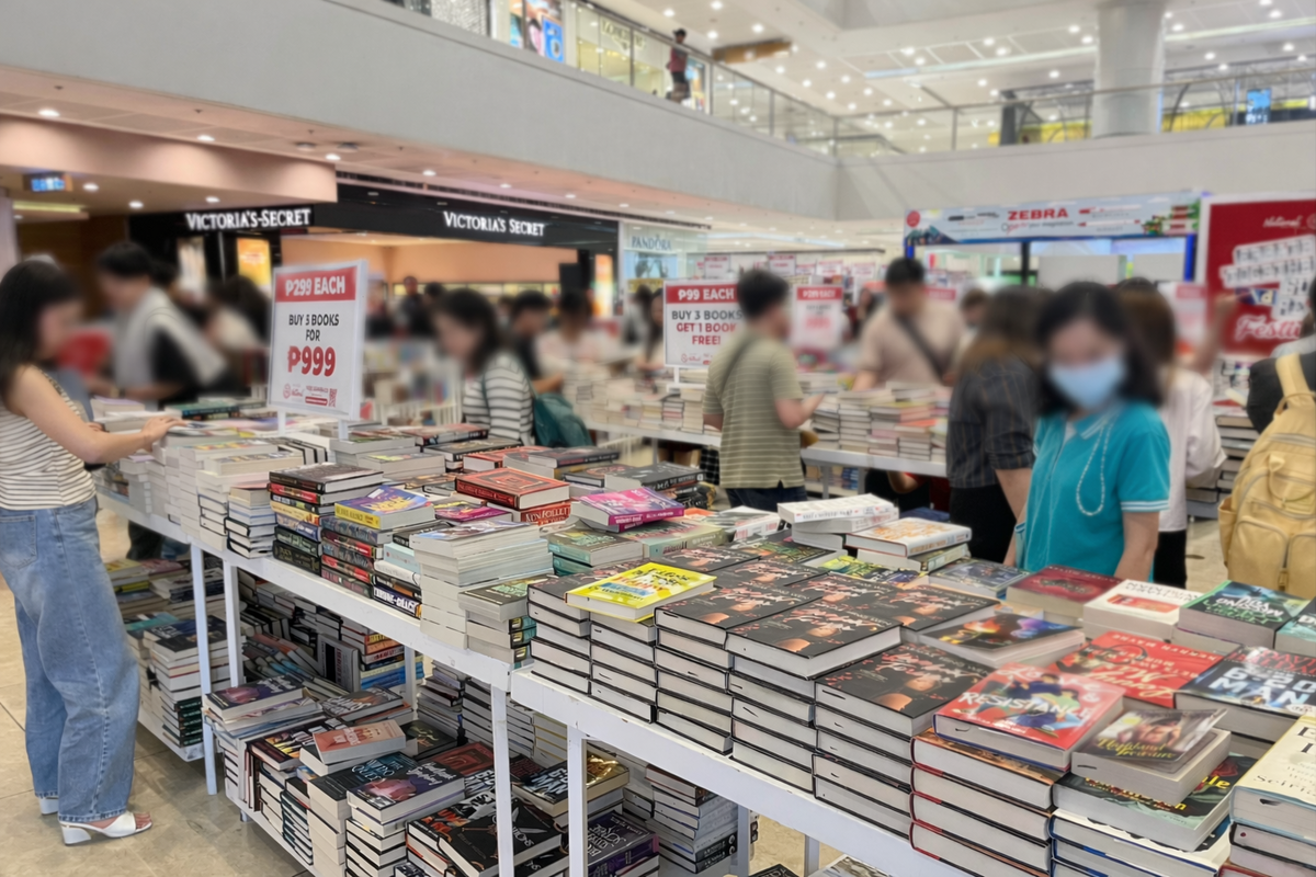 National Book Store セール会場の様子。フィリピン人の積読民たちが本を物色している