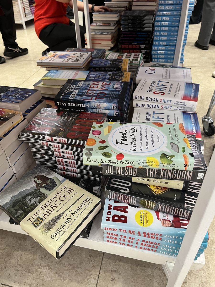 National Book Store セール会場。段ボールに無造作に詰め込まれた本たちが並ぶ