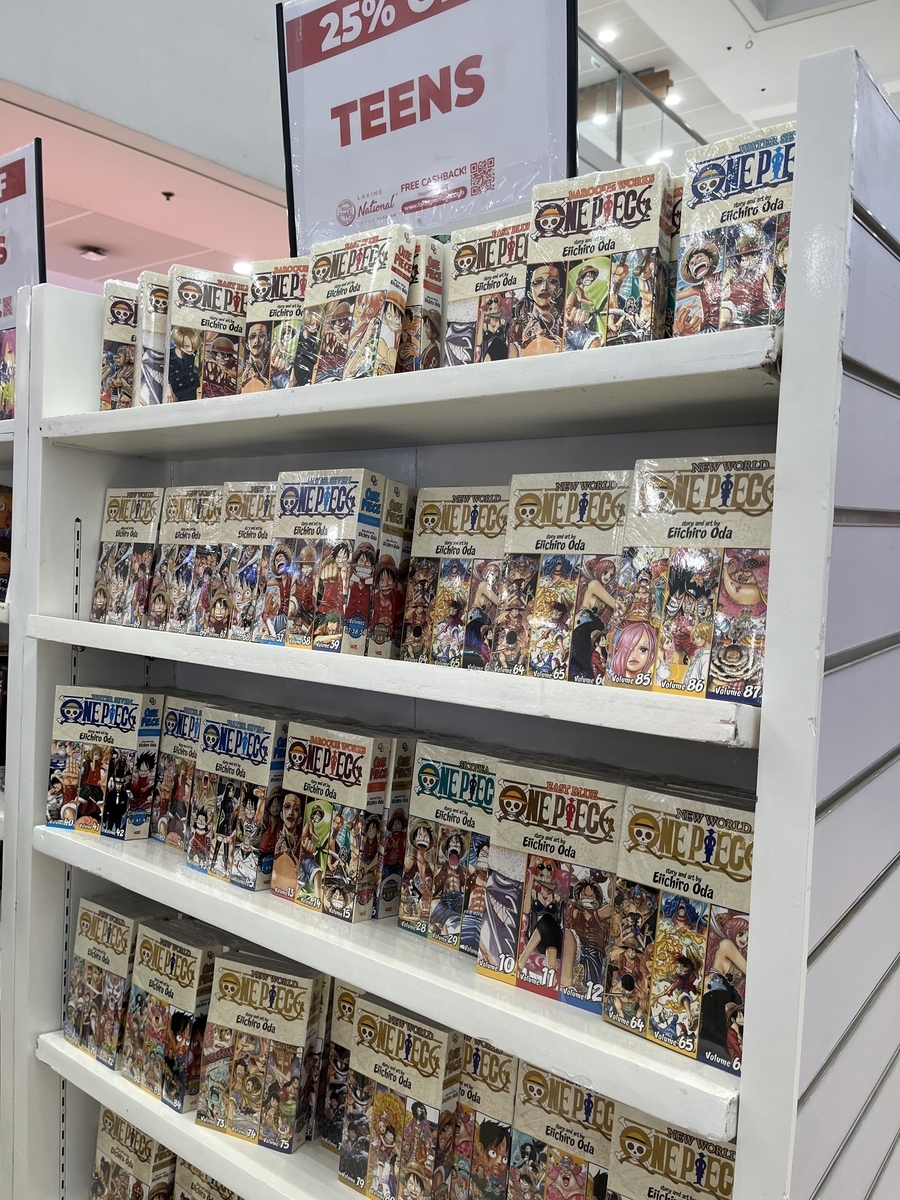 漫画コーナー。25%オフのポップが貼られた英語版漫画が並ぶ