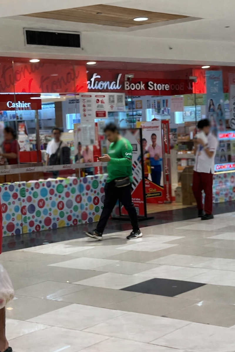 Robinsons Ermita内のNational Book Store外観。学生街に位置する店舗