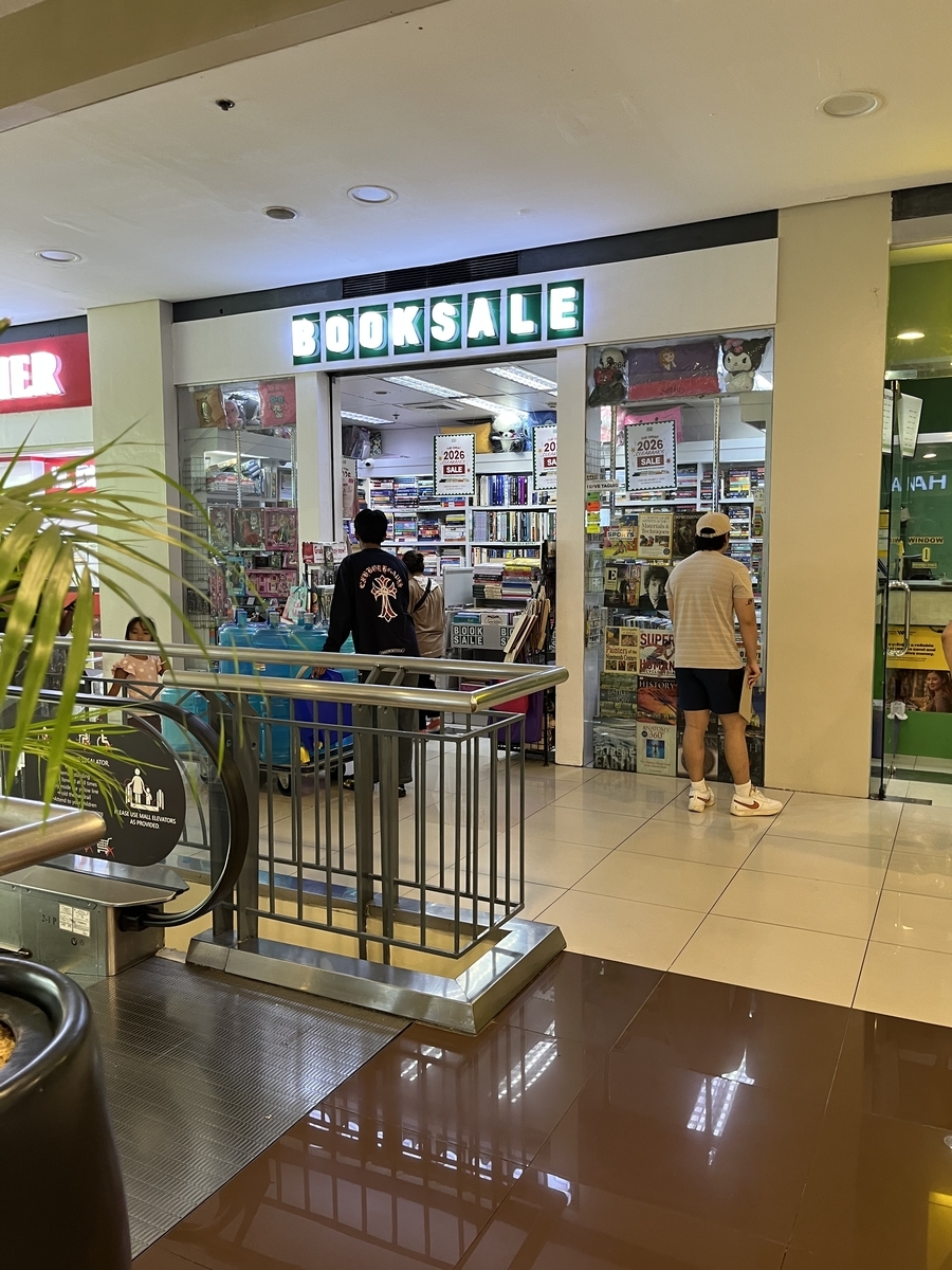 Market Market内のBooksale店舗入り口。使い込まれた看板が目印