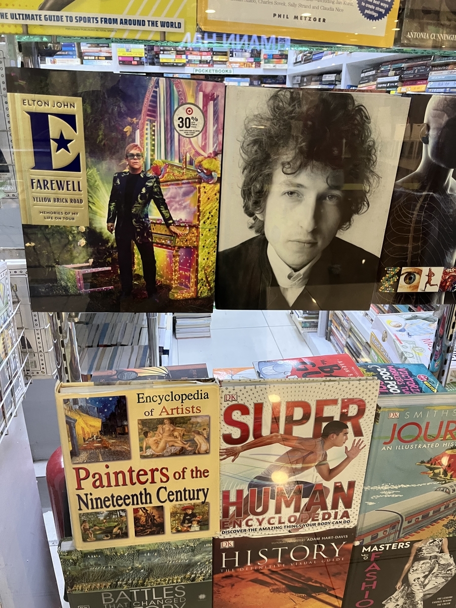 Booksale店舗外観。棚がはみ出るほど本が並んでいる