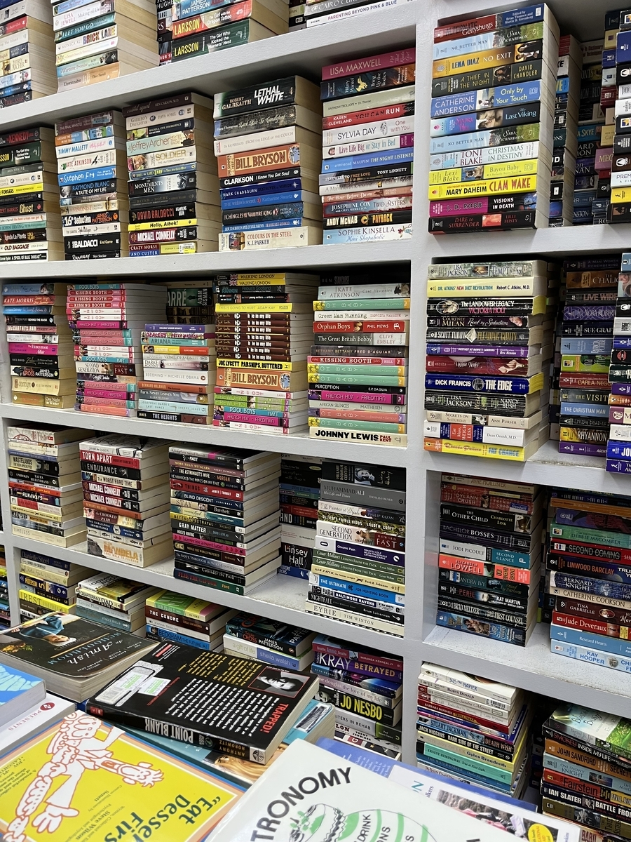 Booksale店内の様子。天井まで届く棚にびっしりと中古本が詰まっている