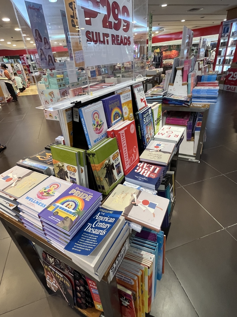₱299セールコーナー。箱に無造作に詰め込まれた本たち